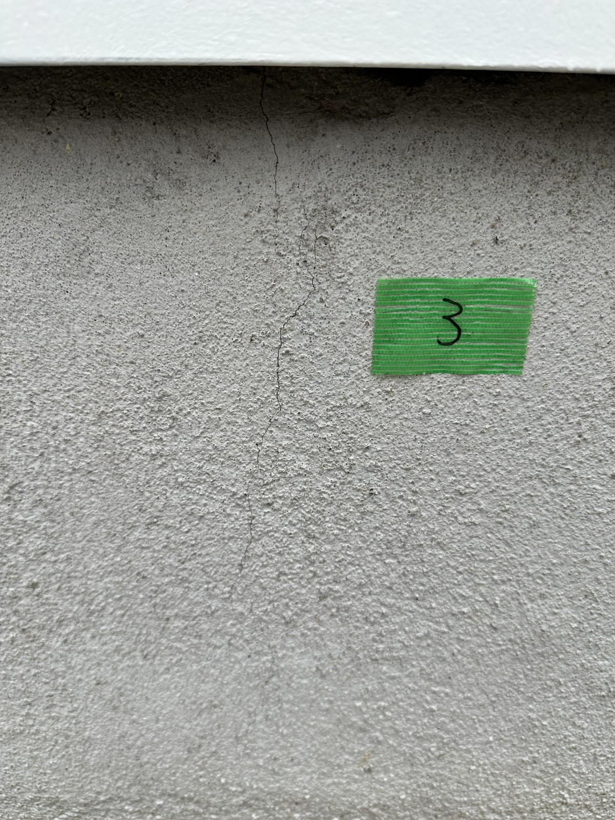 地震による基礎のクラックの実例