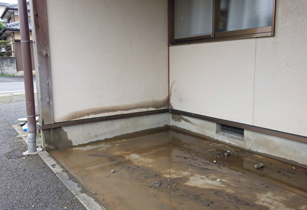 床上浸水によって壁に水の跡が残り、浸水の高さが分かる住宅内部の様子