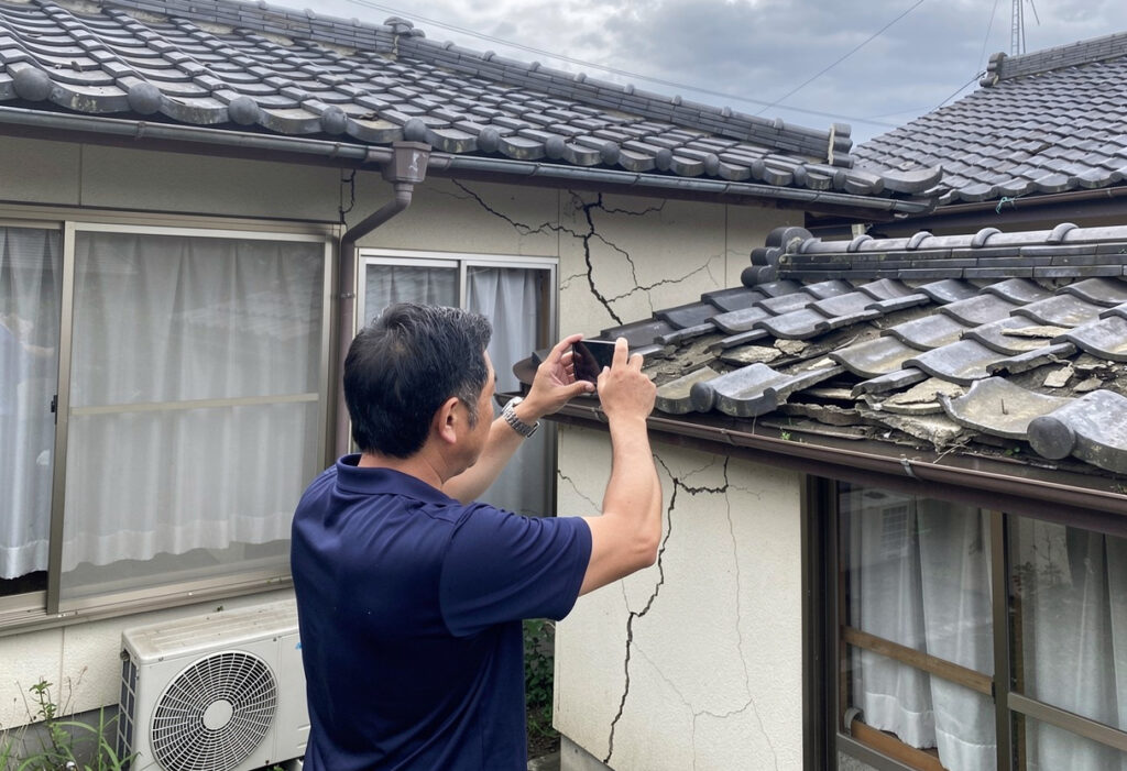 被害箇所を写真で記録している様子で全体像と近接部分の両方を撮影している