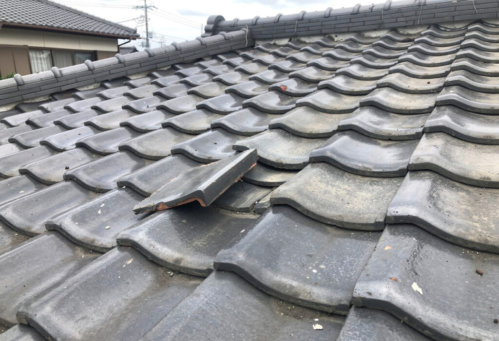 台風などの強風によって瓦が一部ずれてしまった屋根の様子