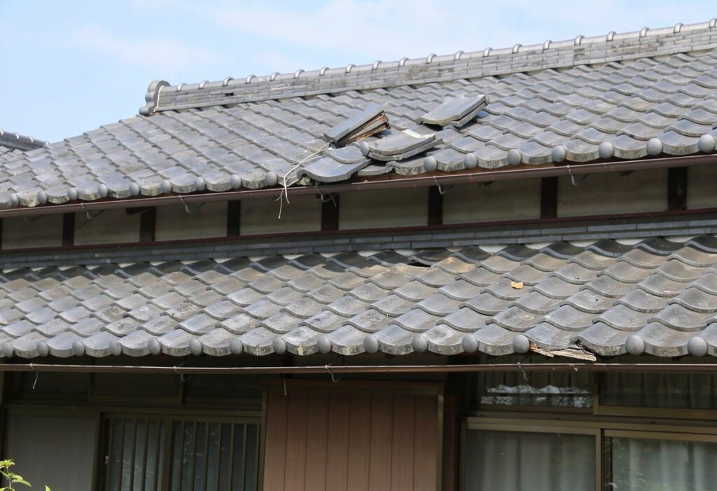 台風後、屋根瓦の一部にずれが見られる様子