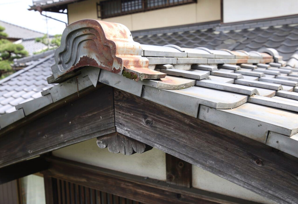 棟板金の一部にサビや変形が見られる屋根の様子