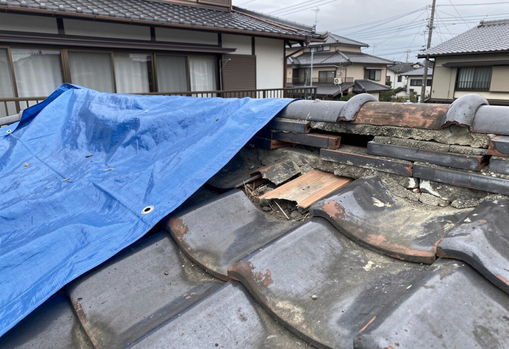 台風被害を受けた屋根にブルーシートをかけた応急処置の様子を撮影した写真の例