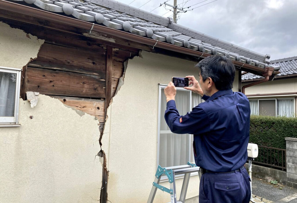 被害箇所を複数の角度から撮影して記録している様子