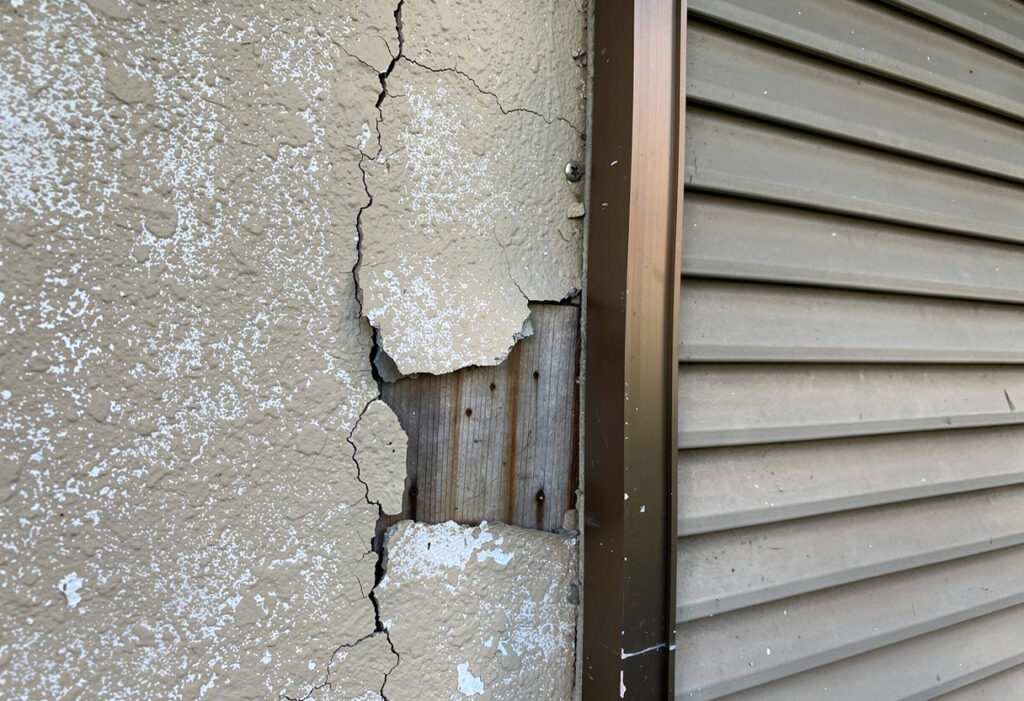 日本の戸建住宅の外壁に見られるひび割れや塗装の剥がれなど劣化症状の様子