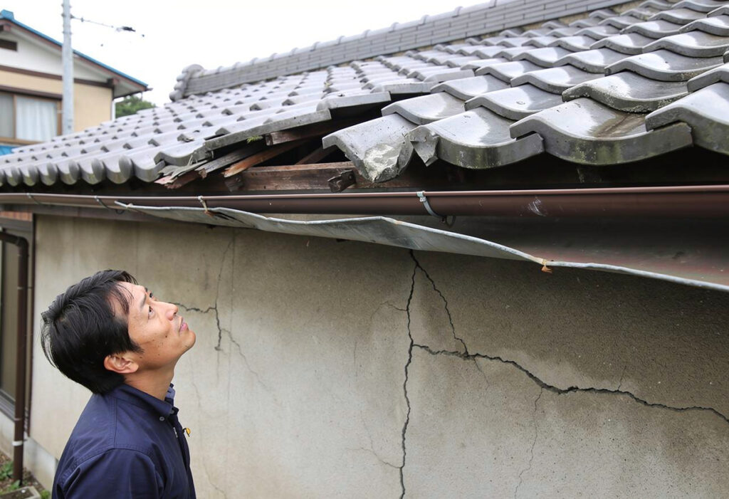 屋根材のズレや雨樋のたわみ、外壁や基礎のひび割れなど、自宅で確認すべき被害症状の例を示している様子です。